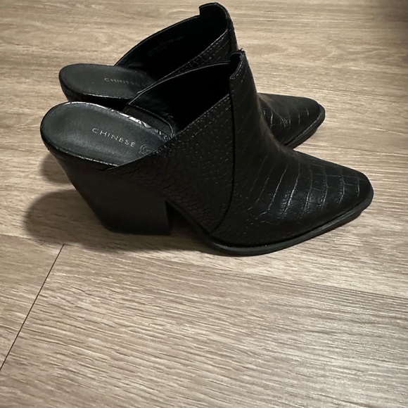 Chinese Laundry Black Faux Cayman Clogs! - Picture 2 of 5